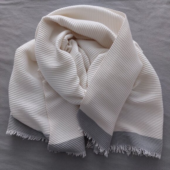 Galeries Lafayette, Love & Lore Scarf Set - Winter Warmth and Style - Picture 4 of 5
